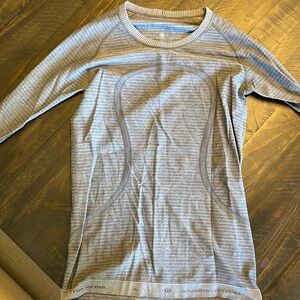 Lululemon women’s shirt